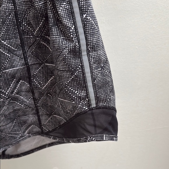 Lululemon Hotty Hot Short 4" - Picture 5 of 8